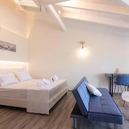 Luxury House - Modern Top Floor Studio Apartment