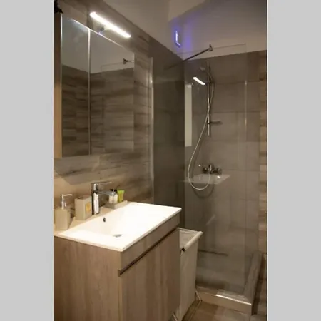Luxury House - Modern Top Floor Studio *